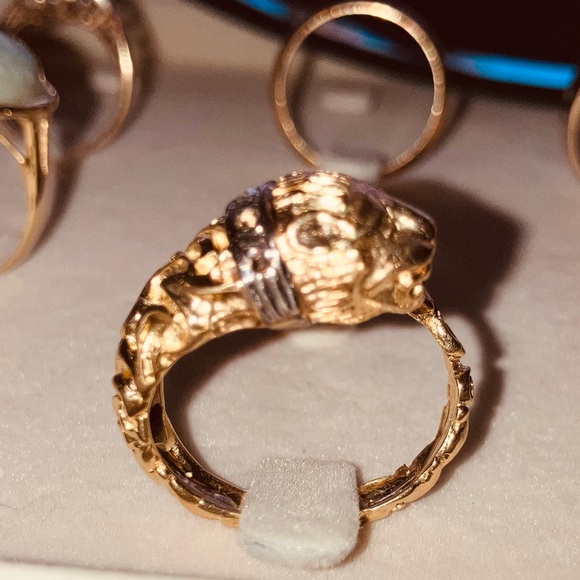 18K Gold & Diamond Lion Ring - Picture 5 of 9